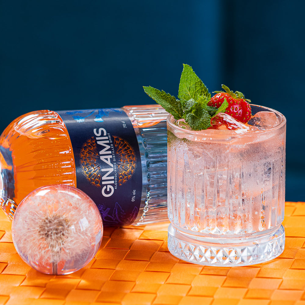 THE SKINNY AMIS * 50 ml GINAMIS * 100 ml FeverTree Refreshingly Light Tonic Fill a glass with ice cubes. That’s right, to the rim. Pour in 50ml GINAMIS then gently add 100ml of Light Tonic. Give it a slow stir before garnishing with strawberry and mint.